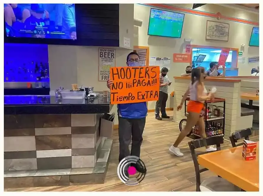 Trabajadores del restaurante Hooters Angelópolis se manifestaron
