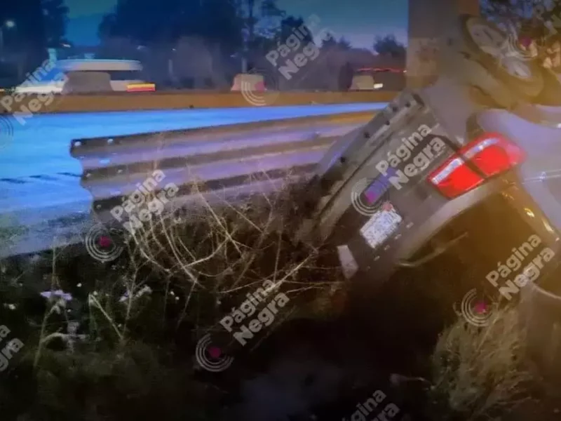 Una camioneta terminó volcada en la autopista México-Puebla; la dejan abandonada