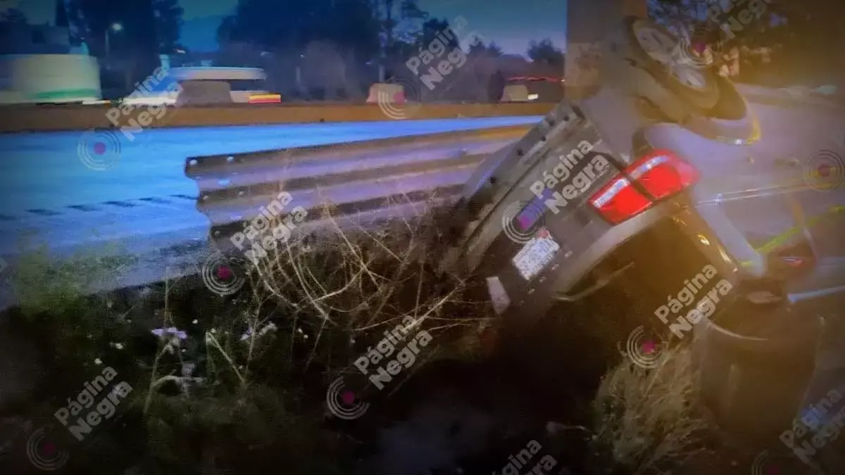 Una camioneta terminó volcada en la autopista México-Puebla; la dejan abandonada