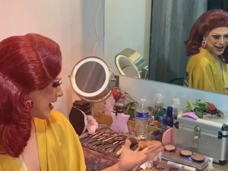 Así es el backstage donde se preparan las dragstars en Puebla.