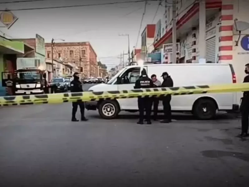 Camioneta choca contra motocicleta y deja a una mujer muerta en Atlixco.