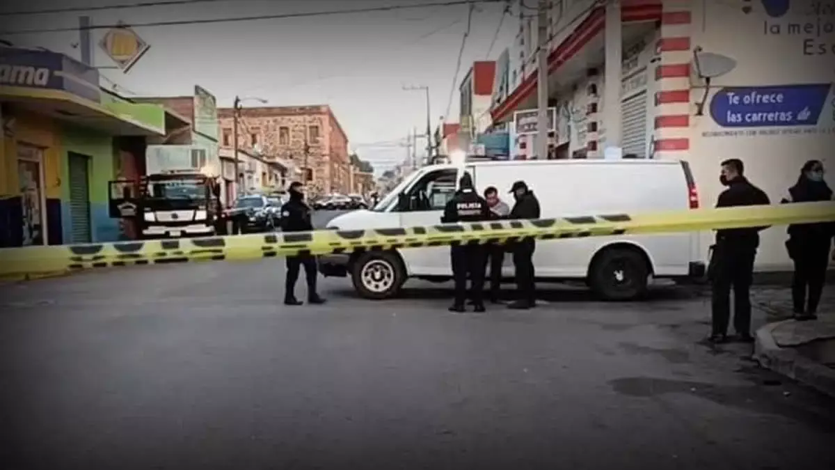 Camioneta choca contra motocicleta y deja a una mujer muerta en Atlixco.