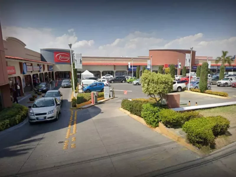 Asaltan cuentahabiente y roban 900 mil pesos en Plaza Tolín.