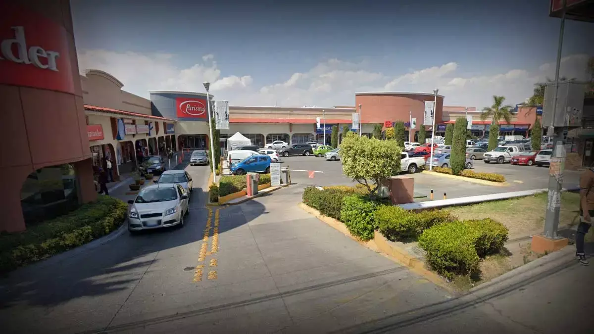 Asaltan cuentahabiente y roban 900 mil pesos en Plaza Tolín.