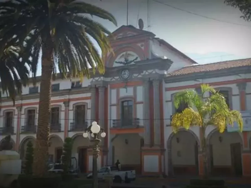 Estalla pirotecnia en el Palacio Municipal de Tetela de Ocampo.