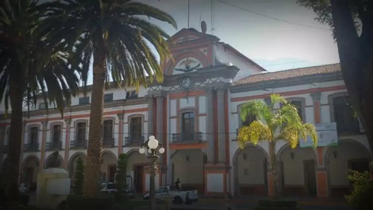 Estalla pirotecnia en el Palacio Municipal de Tetela de Ocampo.