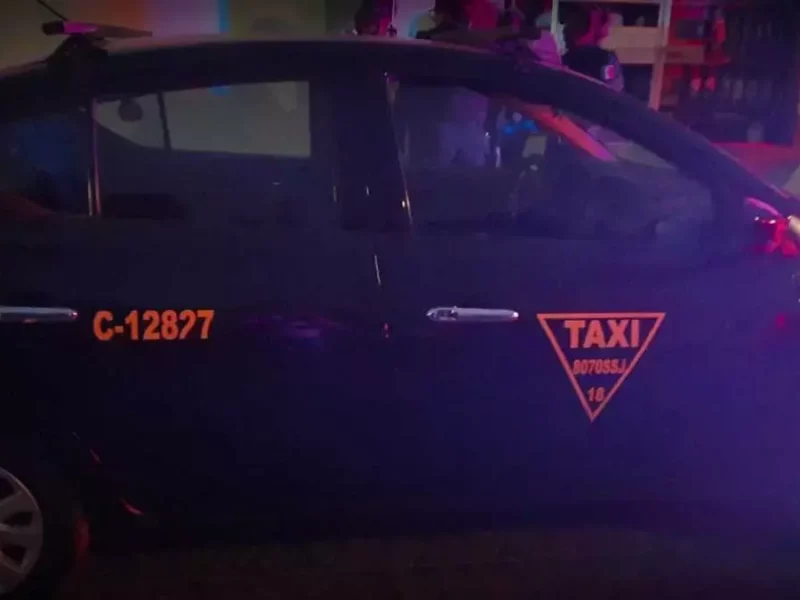 Vecinos detienen y golpean a hombre que asaltó a un taxista en Puebla.