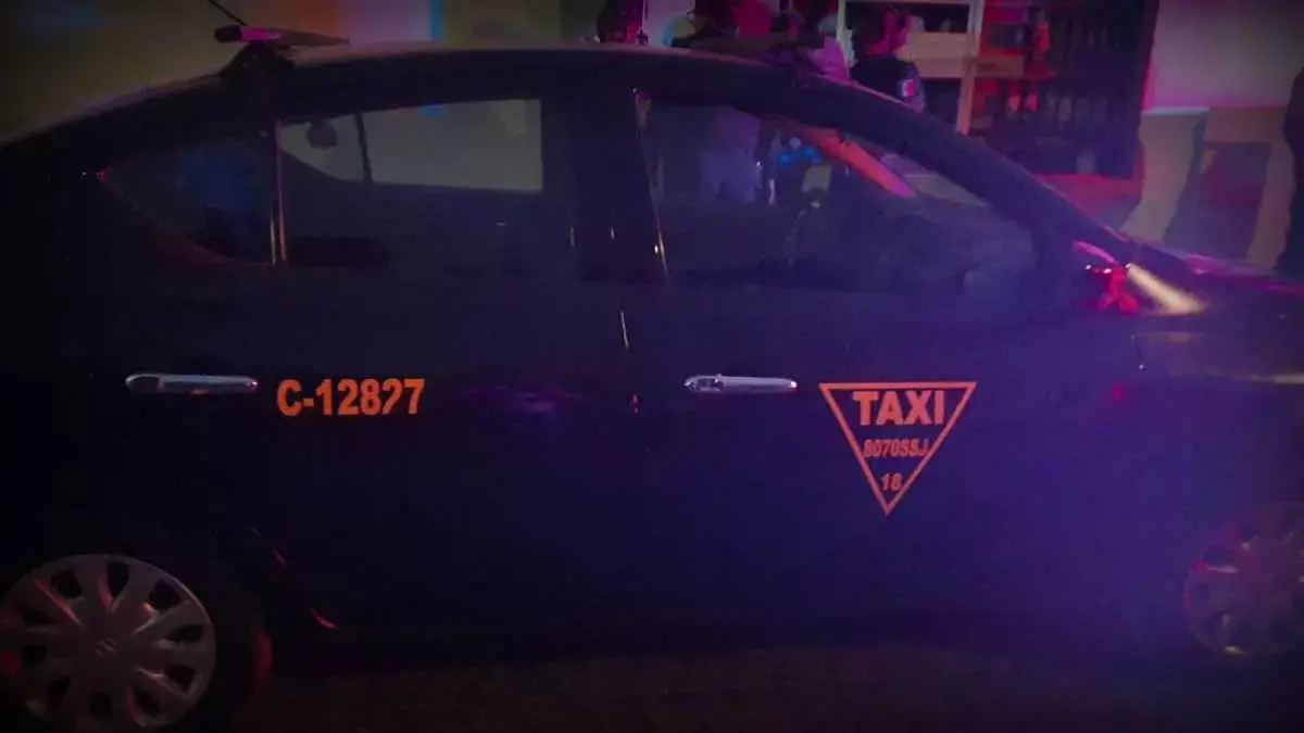 Vecinos detienen y golpean a hombre que asaltó a un taxista en Puebla.