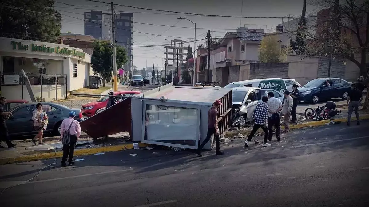 Automóvil derriba caseta de periódicos en Puebla.