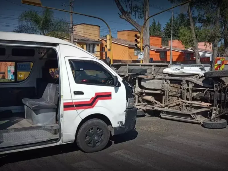 10 personas resultan lesionadas durante choque en Puebla.