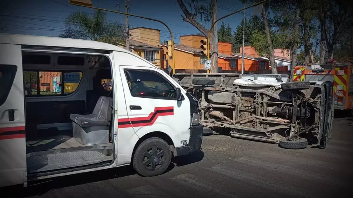 10 personas resultan lesionadas durante choque en Puebla.