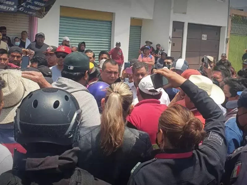 Pobladores de Tlanalapan se rebelan contra policías municipales.