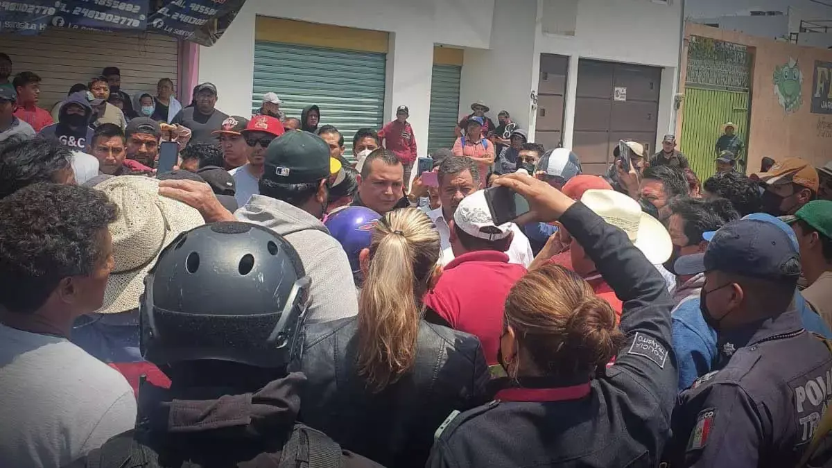 Pobladores de Tlanalapan se rebelan contra policías municipales.