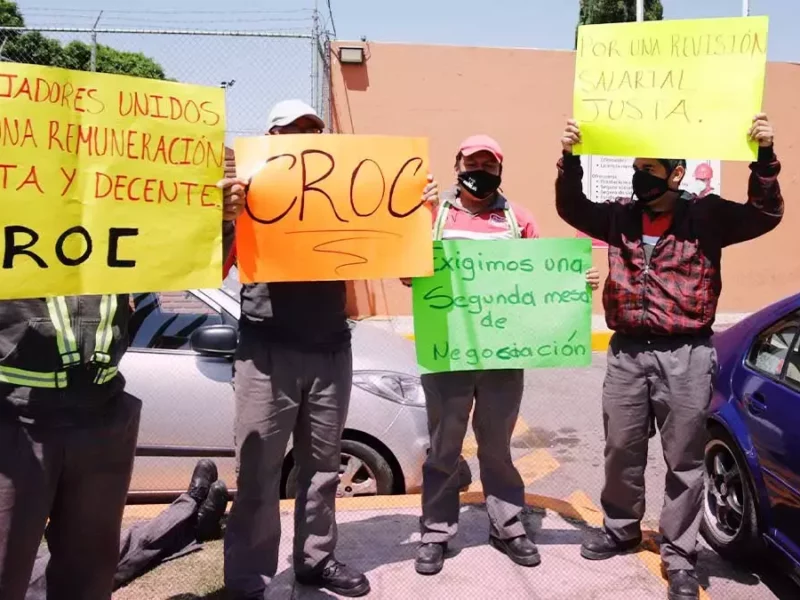 Trabajadores de Coca-Cola y Agua Ciel manifestándose con pancartas.