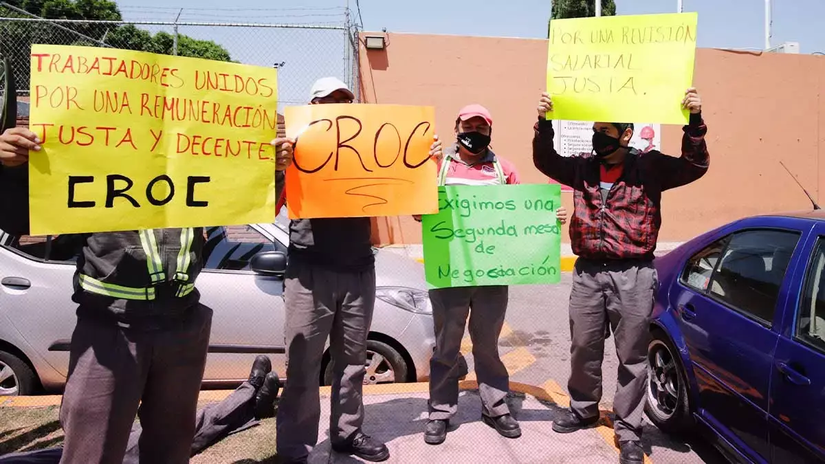Trabajadores de Coca-Cola y Agua Ciel manifestándose con pancartas.