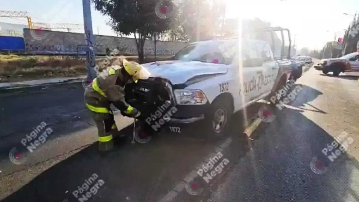 Patrulla estatal choca con Uber.