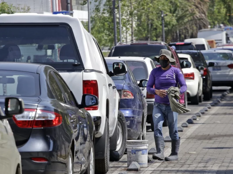 Franeleros y parquímetros en Puebla.