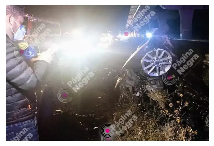 Una camioneta terminó volcada en la autopista México-Puebla; la dejan abandonada