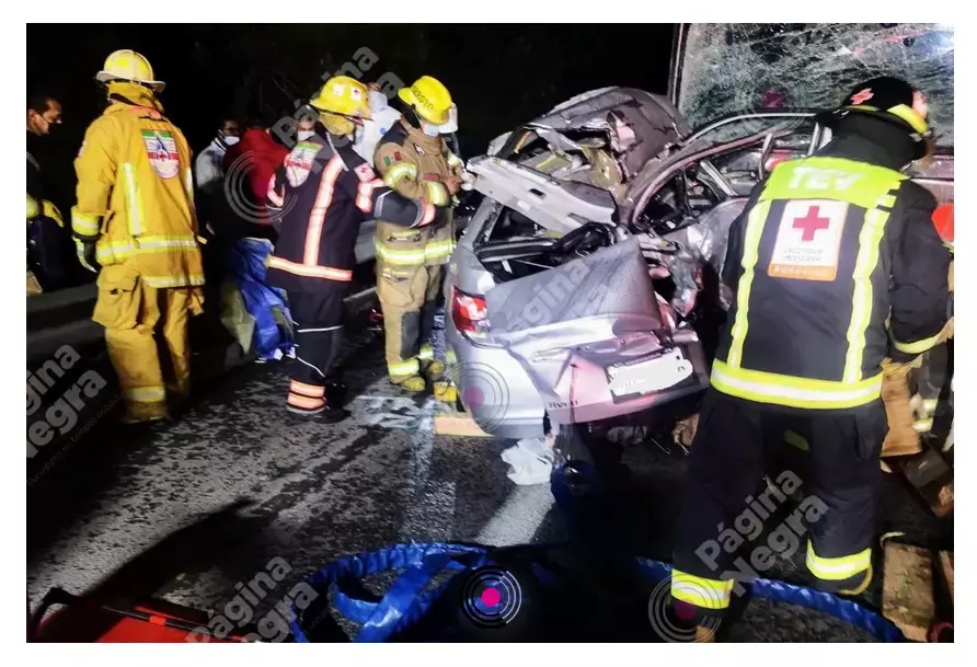 Choque frontal dejó tres muertos en autopista Amozoc-Perote.