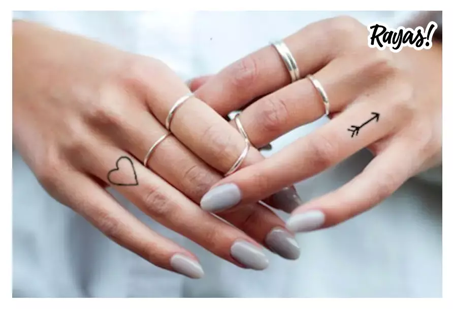 Dedos de mujer con tatuajes