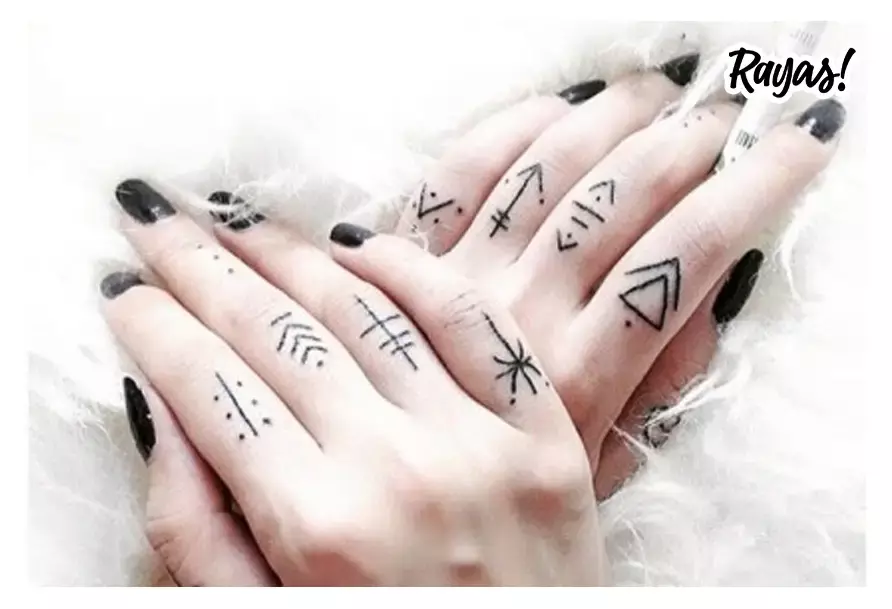 Ejemplo de una de mujer con tatuajes en los dedos