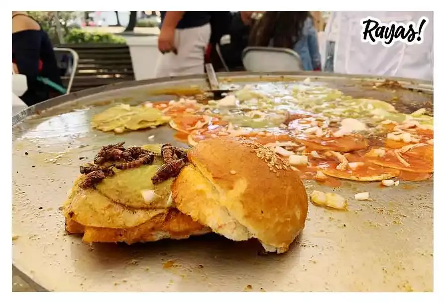 Cemita con chalupas y chapulines