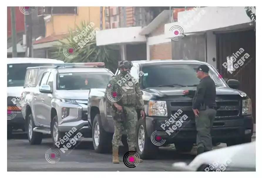 Autoridades federales realizando diligencias en Villa Encantada. 
