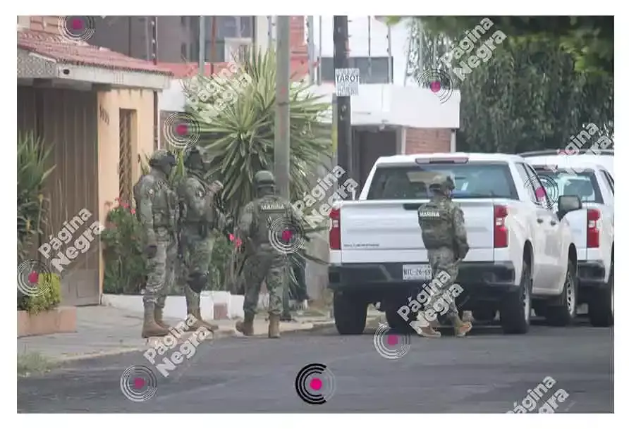 Autoridades federales realizando diligencias en Villa Encantada. 