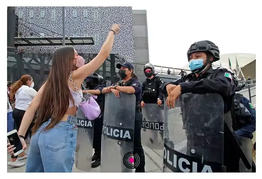 Feministas poblanas exigen justicia por Debanhi Escobar en el C5.