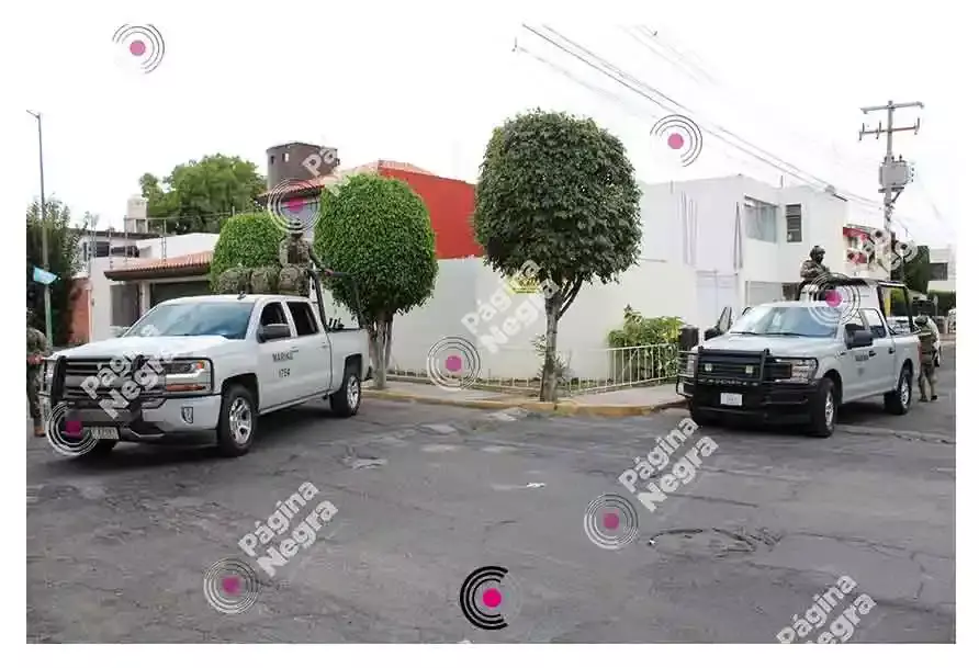 Autoridades federales realizando diligencias en Villa Encantada. 
