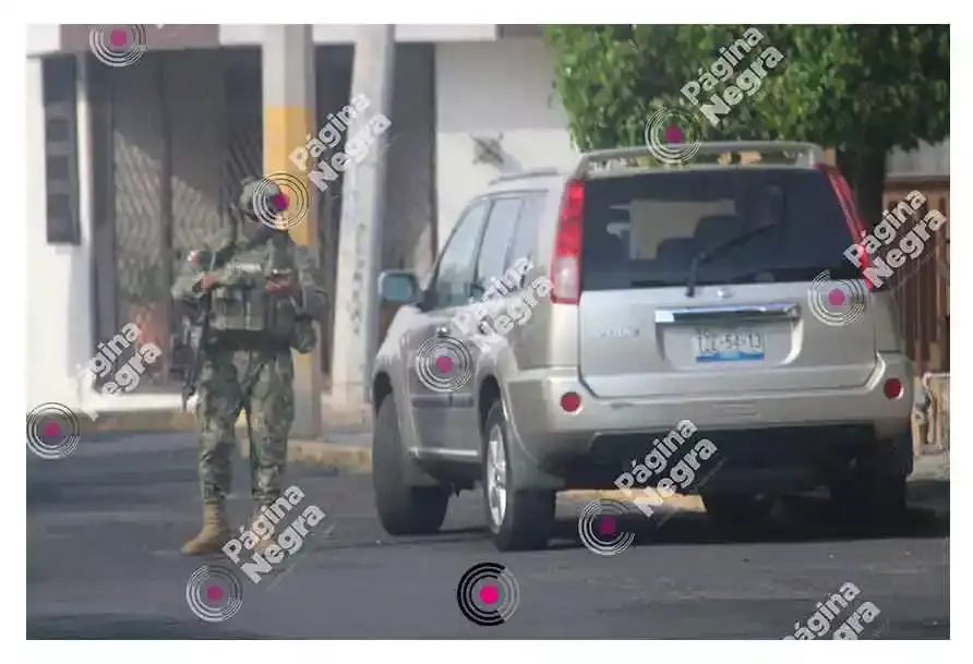 Autoridades federales realizando diligencias en Villa Encantada. 
