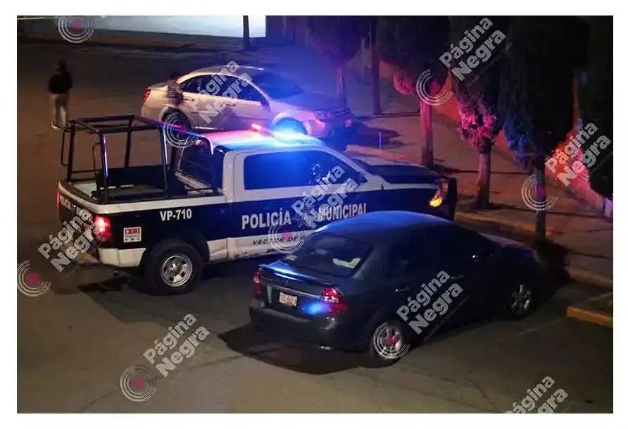 Autoridades revisan el auto robado a Alan Torrentera.