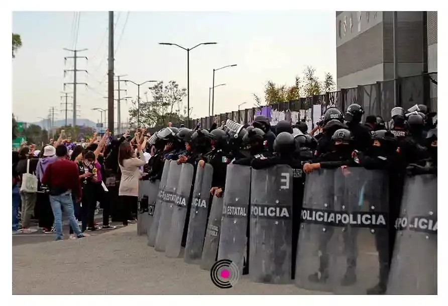Feministas poblanas exigen justicia por Debanhi Escobar en el C5.