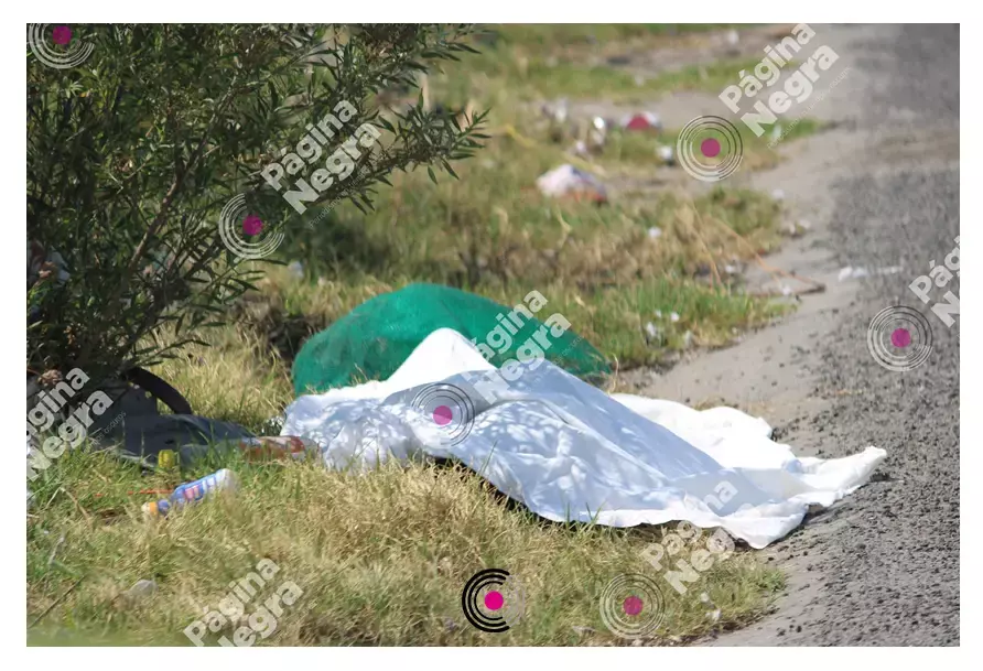 Personas que transitaban por la zona reportaron que un hombre estaba tirado sobre la vialidad.