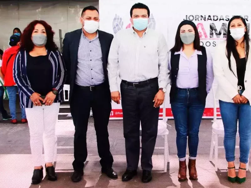 Autoridades municipales de Huejotzingo durante la jornada de salud gratuita.