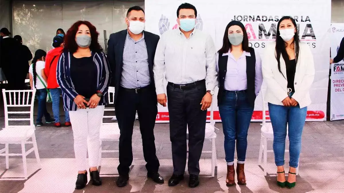 Autoridades municipales de Huejotzingo durante la jornada de salud gratuita.
