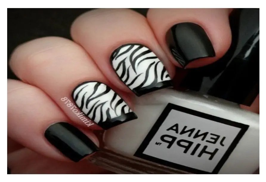 Uñas de animal print de cebra