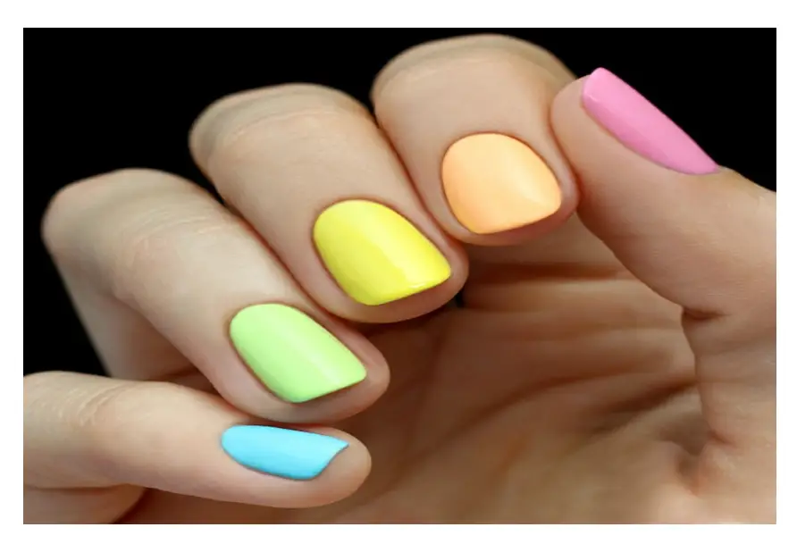 Uñas de colores pastel