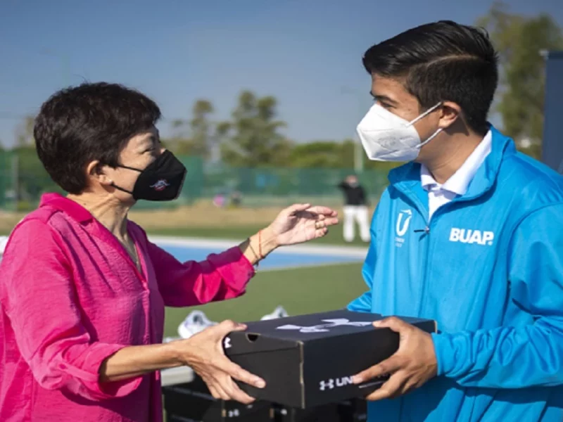 Lilia Cedillo da 250 pares de tenis a atletas de la BUAP.