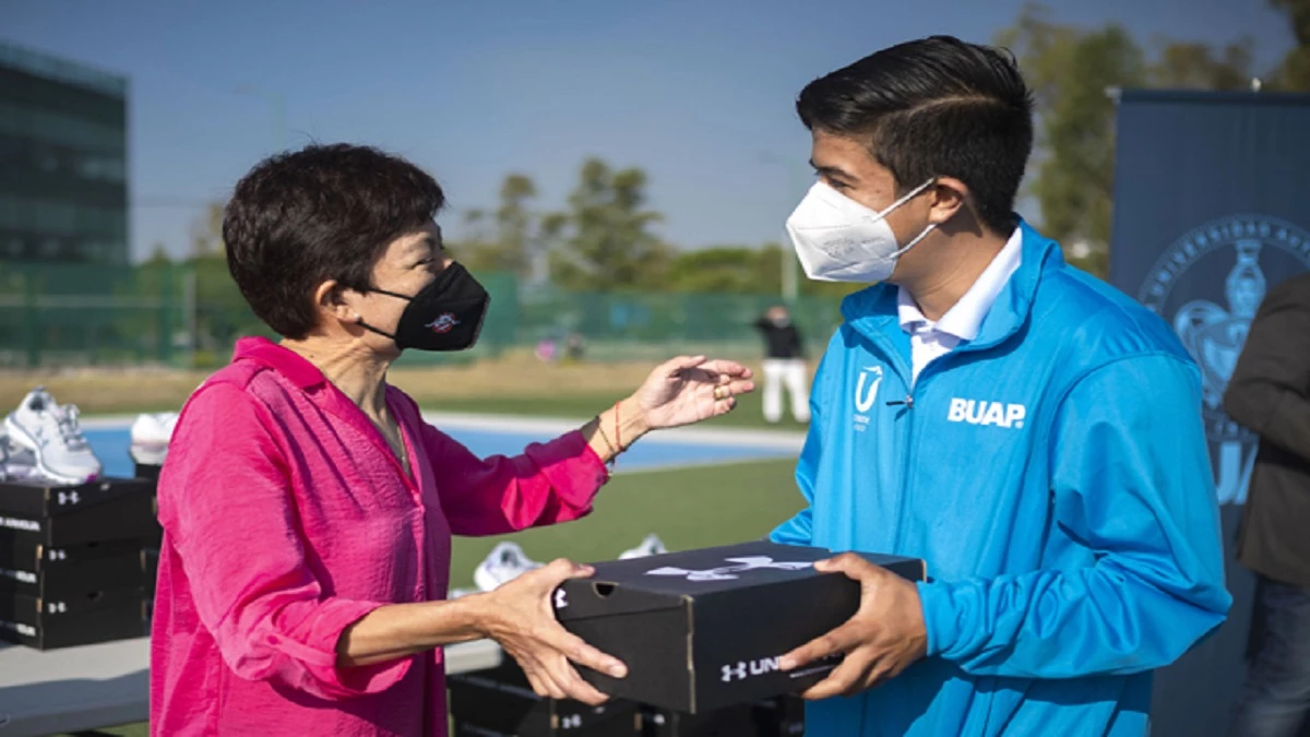 Lilia Cedillo da 250 pares de tenis a atletas de la BUAP.