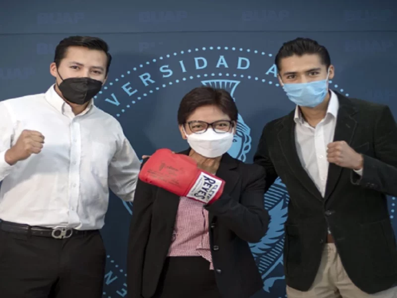 Saúl, “El Matador” es felicitado por la Rectora de la BUAP.