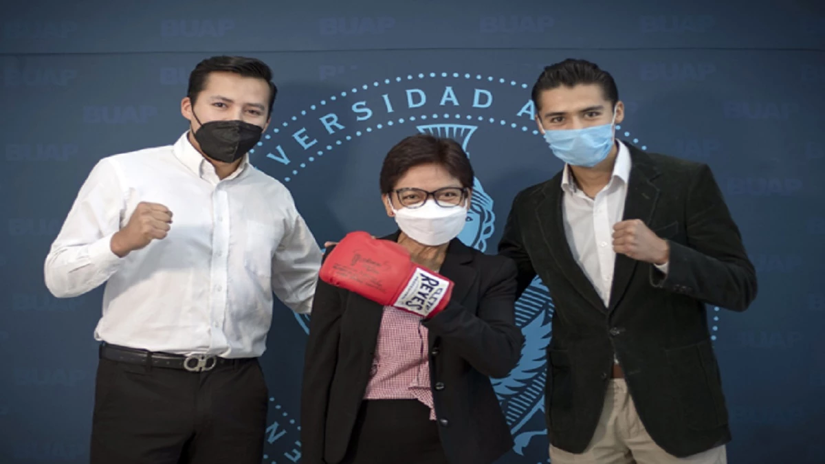 Saúl, “El Matador” es felicitado por la Rectora de la BUAP.
