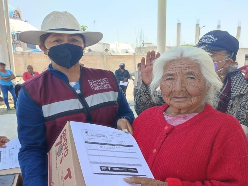 Bienestar Social y los comités de participación ciudadana entregaron 232 despensas a los adultos de 70 años