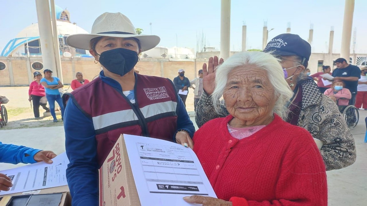 Bienestar Social y los comités de participación ciudadana entregaron 232 despensas a los adultos de 70 años
