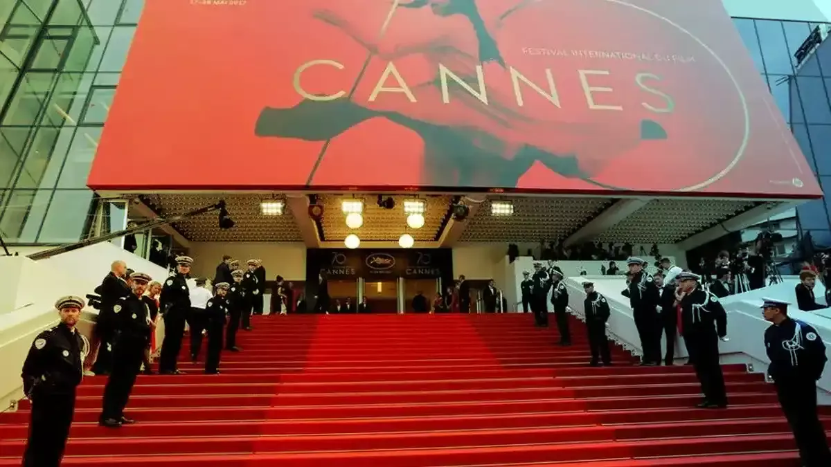 Activista protesta desnuda en el Festival de Cannes por guerra en Ucrania