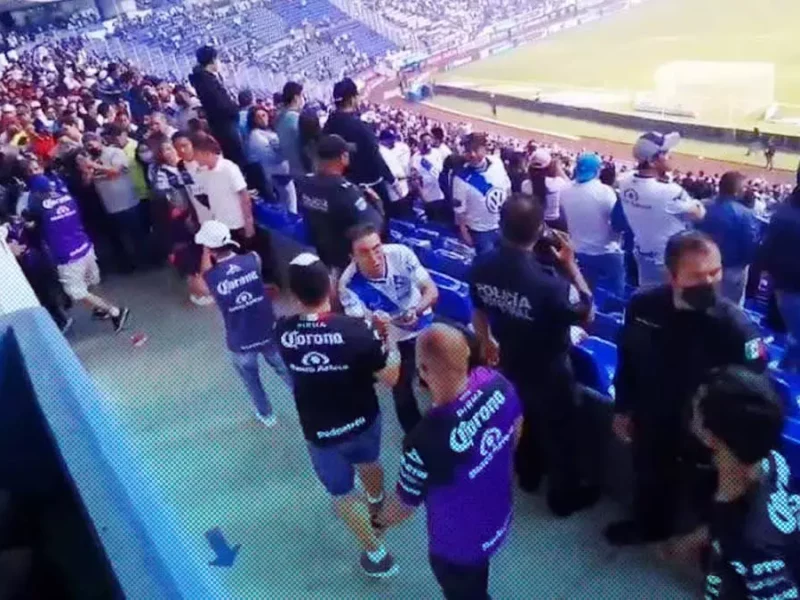 Aficionados de Puebla y Mazatlán intercambiaron playeras y abrazos