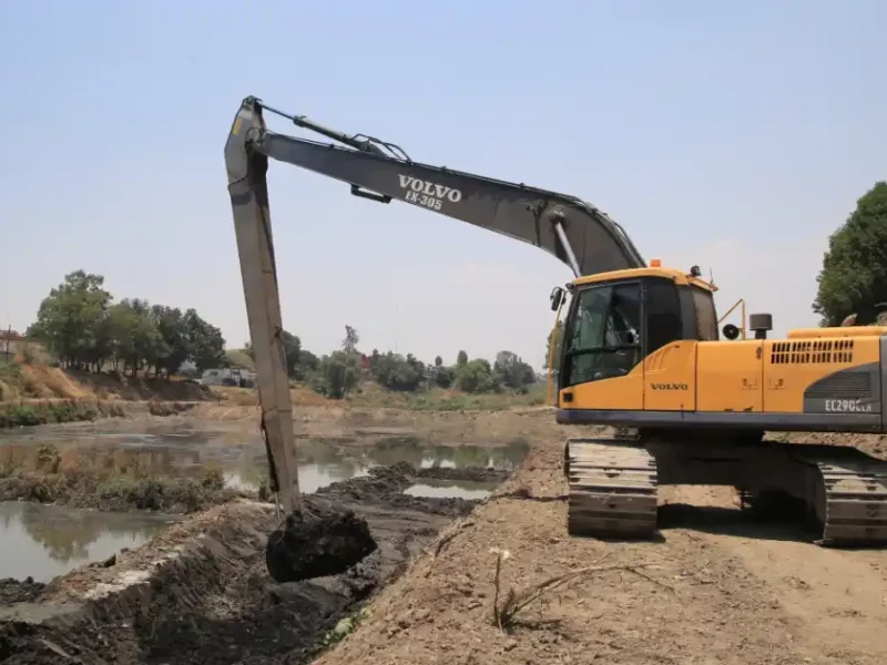 Ayuntamiento de Puebla limpia barrancas para evitar inundaciones.