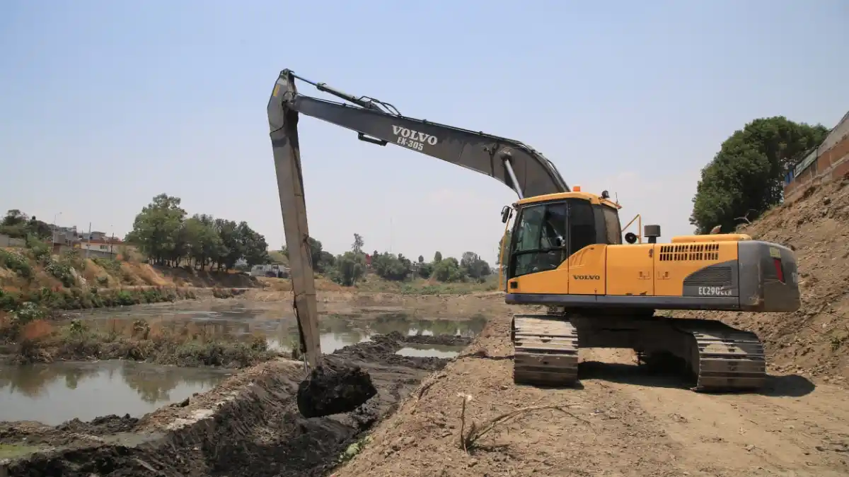 Ayuntamiento de Puebla limpia barrancas para evitar inundaciones.