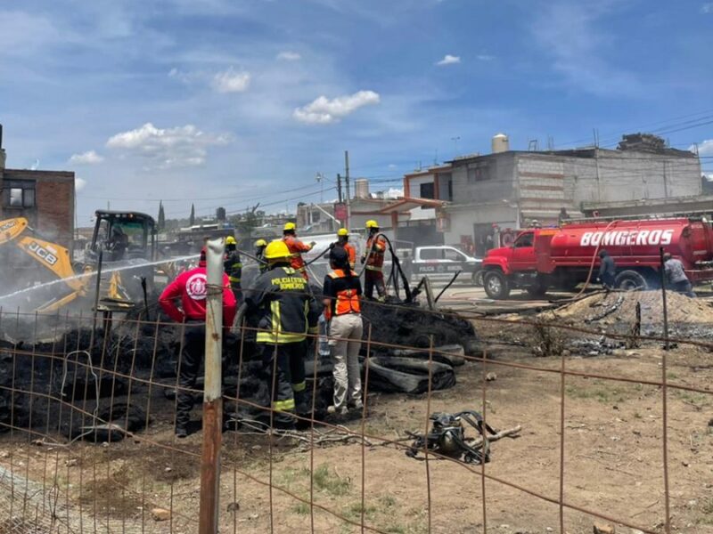 Bomberos de San Pedro sofocan incendio en depósito de llantas