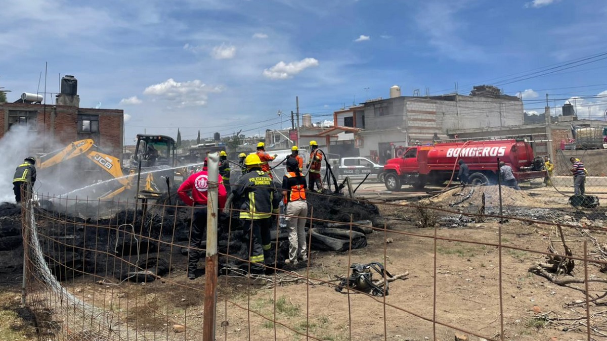 Bomberos de San Pedro sofocan incendio en depósito de llantas